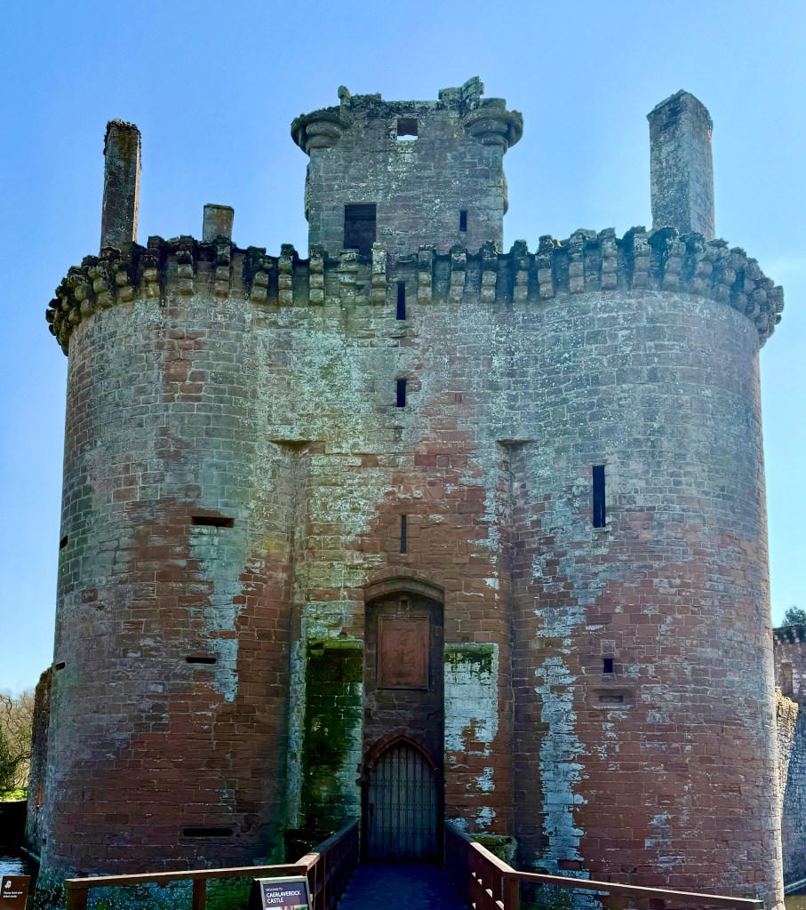 Front image of the gatehouse, showing symmetrical towers with its slotted defences 