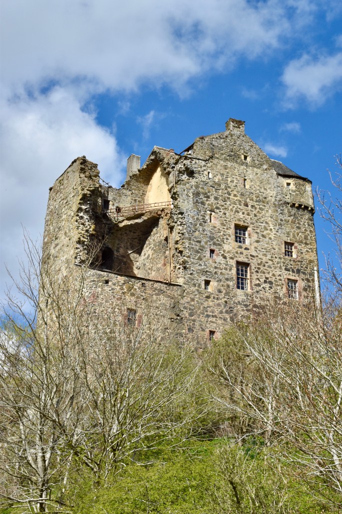 This shows the damage - a complete collapse - that occurred to the upper storeys of the wing in 1790. 