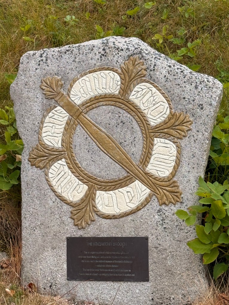 Stone with gold and white coloured pattern, in a circular layout.