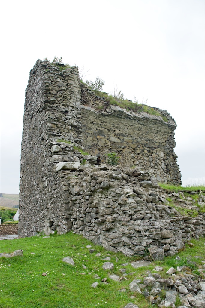 The southern wall, which rapidly falls away to rubble about two metres from where it joins the western wall.