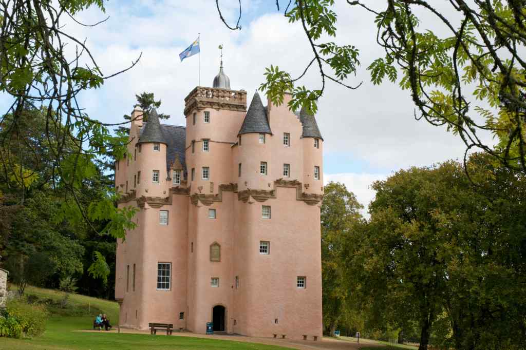 Another view through the tress. A fkag is flying above the castle.