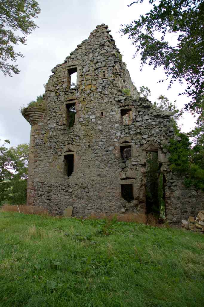 Side view of the northern side, showing windows and the main entrance, bottom right.