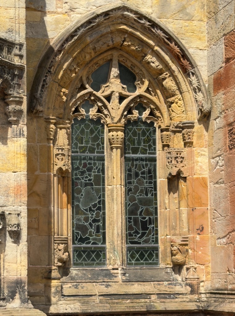 There are extensive carvings around the top of the arch, and four larger carvings in the middle and on the top of the sides. The patterns are complex, perhaps a mix of geometric shapes and leaves.